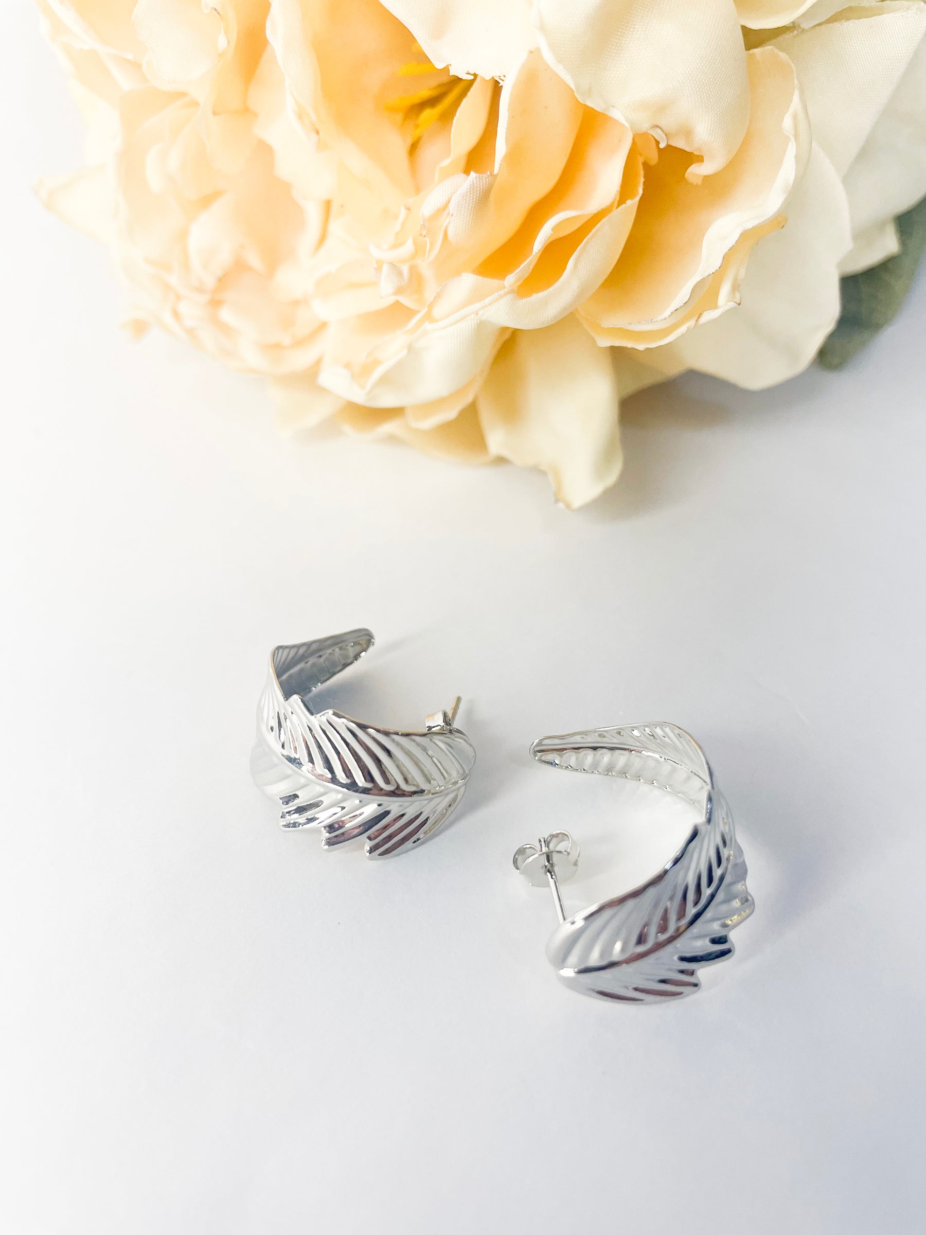 Brinco Argola Folhagem com design de folhagem banhado a ouro da coleção Aura Alvorecer