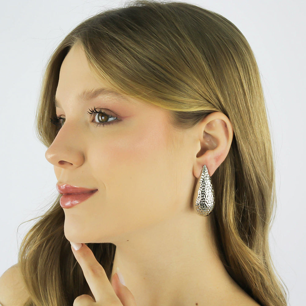 Brinco Orvalho banhado a ouro e diamante com design martelado