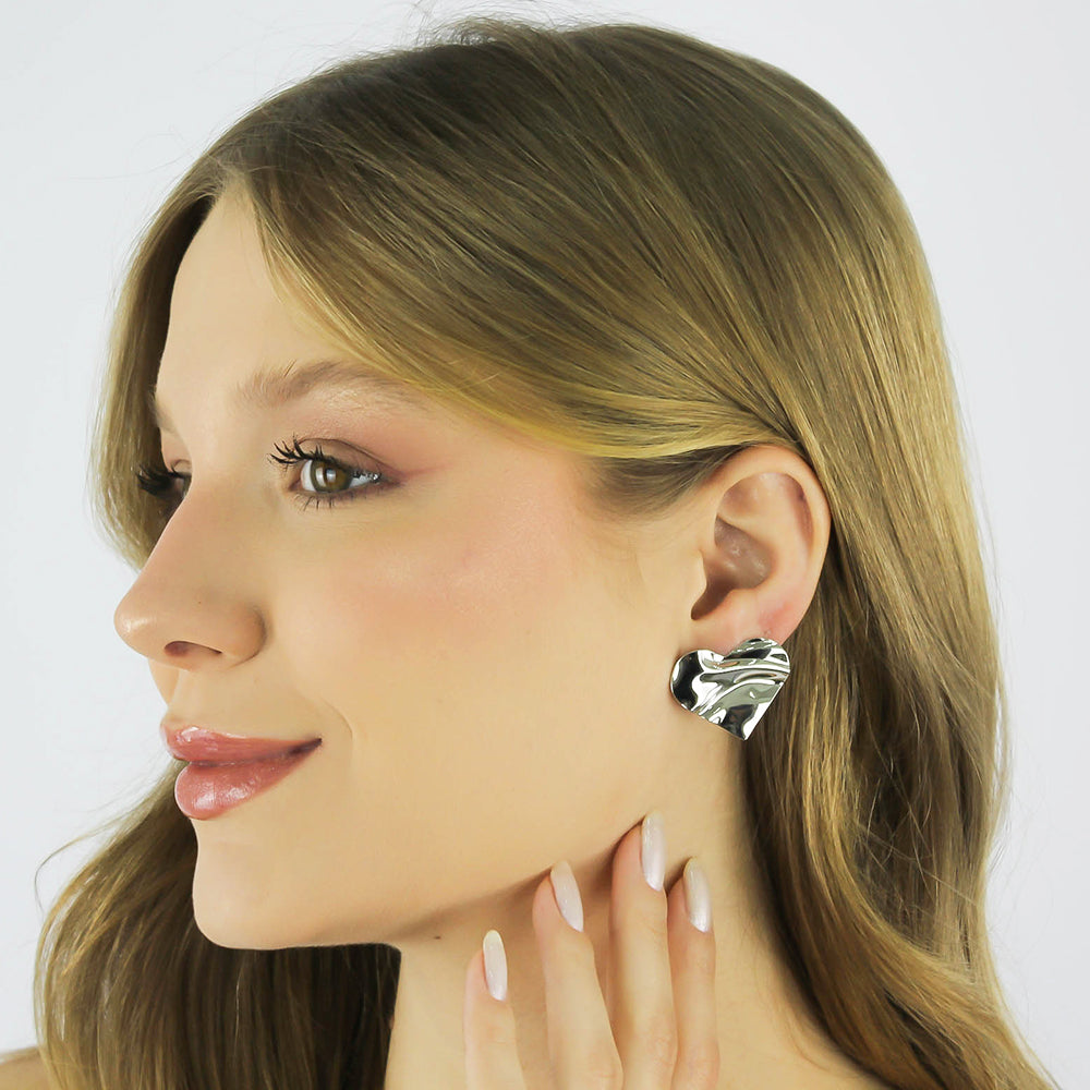 Brinco Vitral banhado a ouro e diamante com design martelado