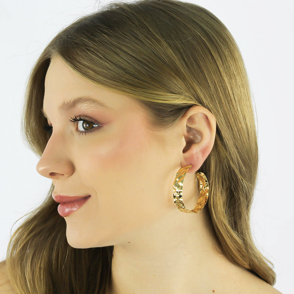 Brinco Argola Martelada Silente com design martelado banhado a ouro da coleção Aura Alvorecer