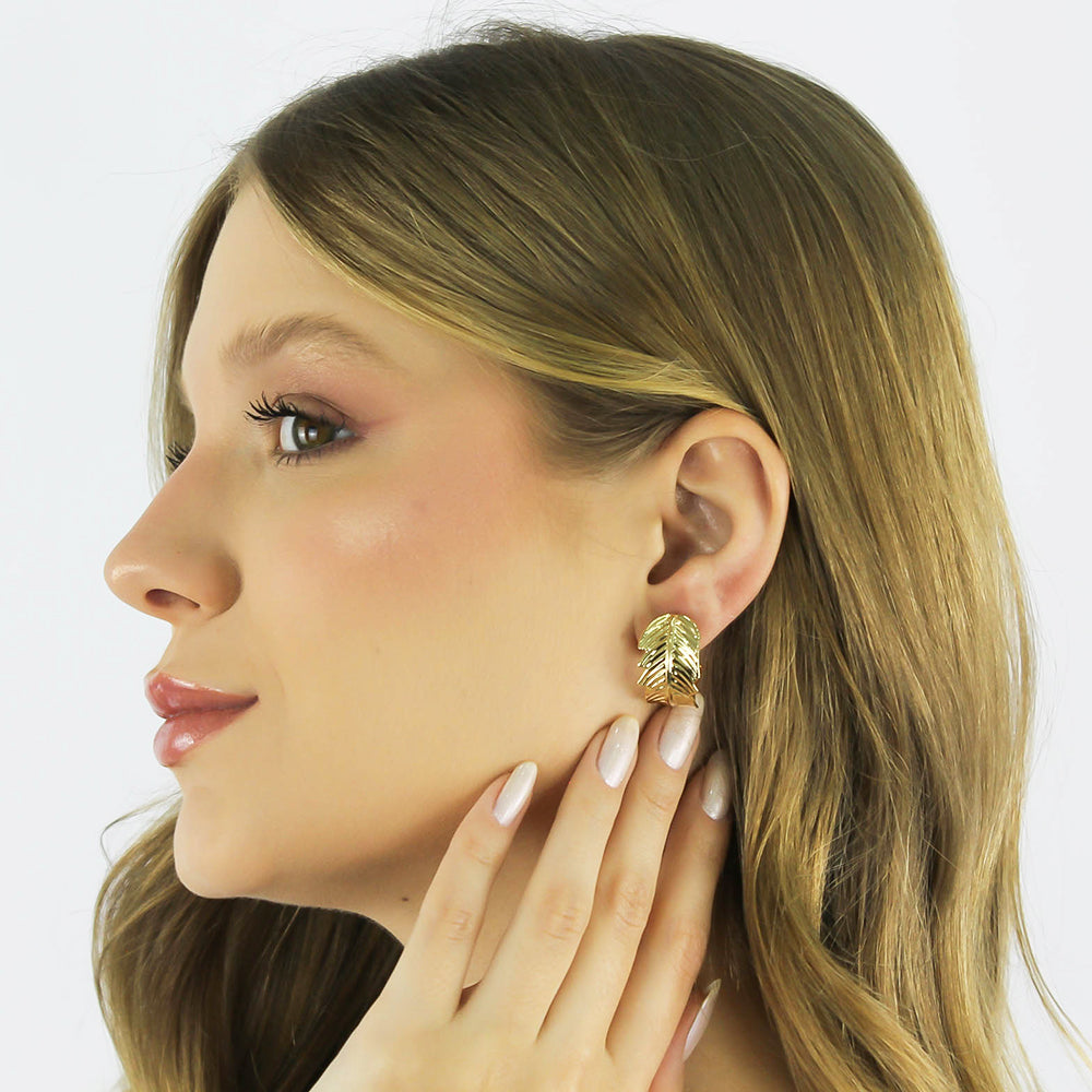 Brinco Argola Folhagem com design de folhagem banhado a ouro da coleção Aura Alvorecer