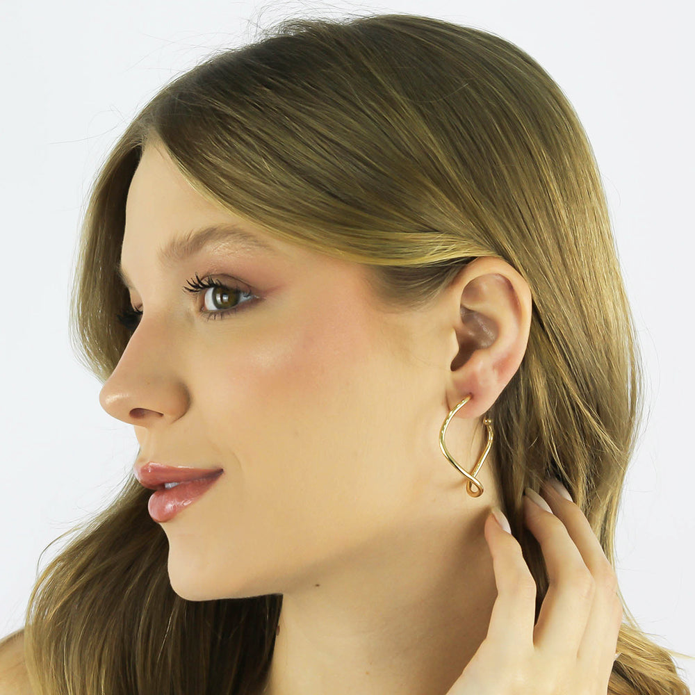 Brinco Argola Torcida Zênite com design torcido banhado a ouro da coleção Aura Alvorecer