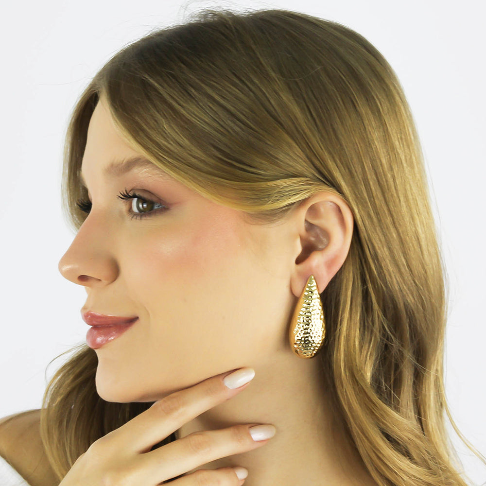 Brinco Orvalho banhado a ouro e diamante com design martelado