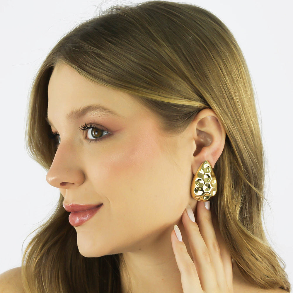 Brinco Serena banhado a ouro e diamante com design martelado