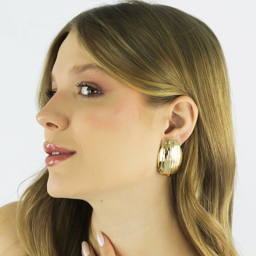 Brinco Oval Texturizado Órbita com design texturizado banhado a ouro da coleção Aura Alvorecer