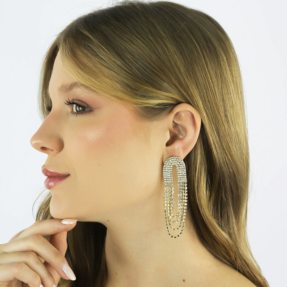 Brinco Strass Luzia com design sofisticado e cristais luminosos da coleção Aura Alvorecer