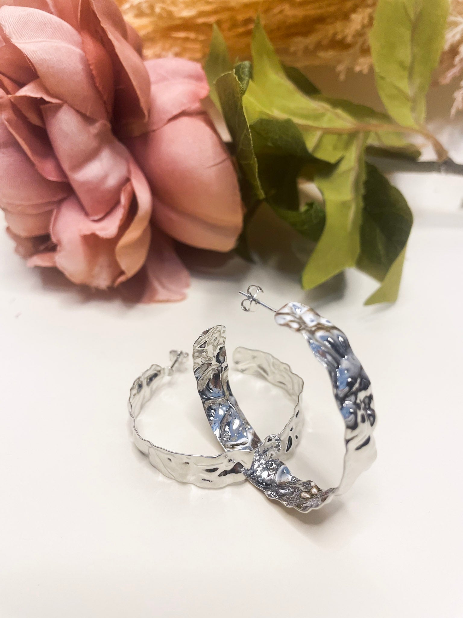 Brinco Argola Martelada Silente com design martelado banhado a ouro da coleção Aura Alvorecer