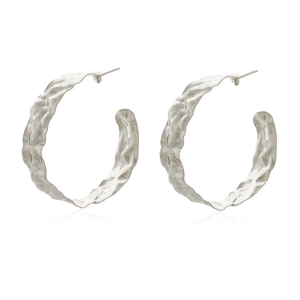 Brinco Argola Martelada Silente com design martelado banhado a ouro da coleção Aura Alvorecer