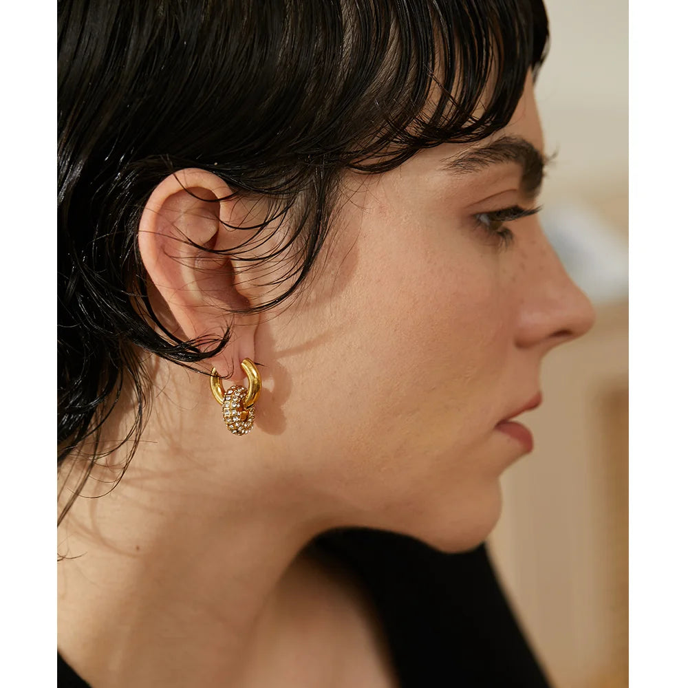 https://auracrystal.com.br/products/brinco-orania-com-detalhe-em-zirconia-banhado-em-ouro-18k-auramirage%C2%AE?_pos=1&_psq=orania&_ss=e&_v=1.0