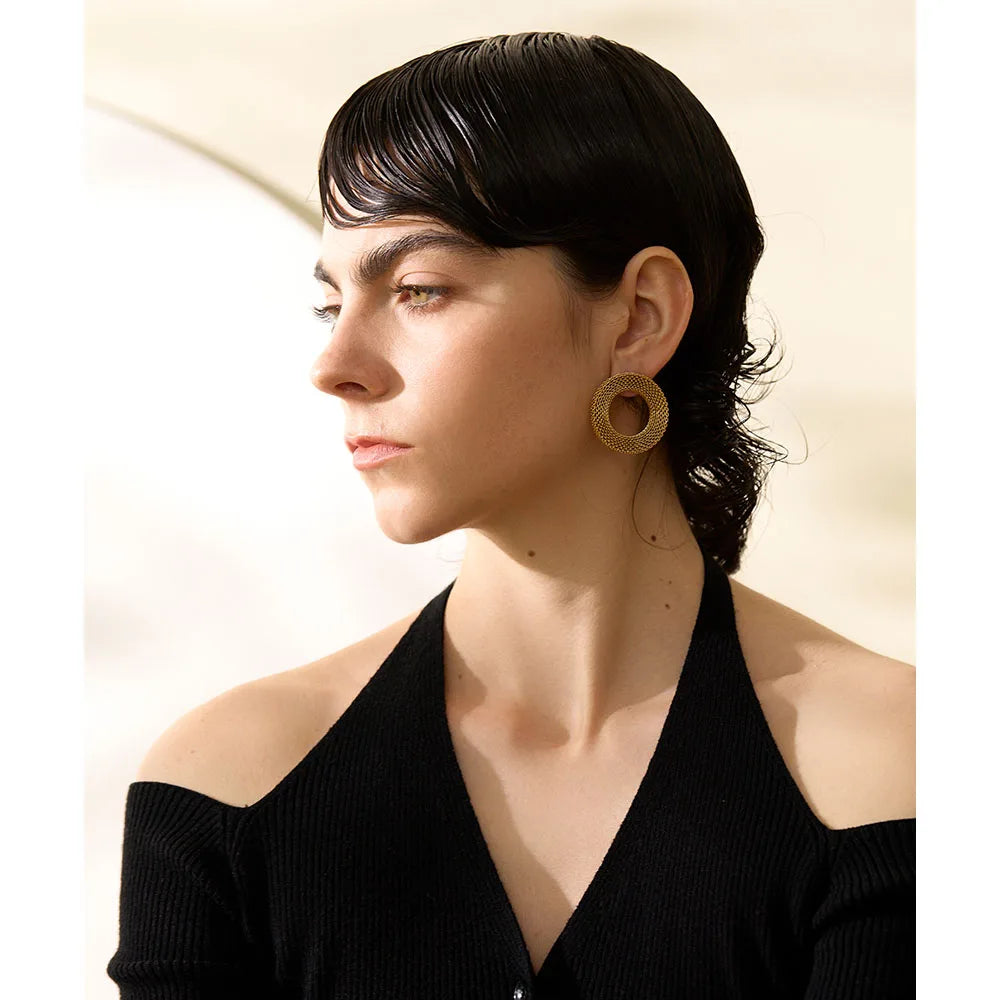 Brinco Trama Texturizado Banhado em Ouro 18K - AuraMirage®