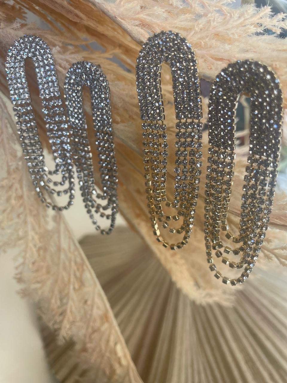 Brinco Strass Luzia com design sofisticado e cristais luminosos da coleção Aura Alvorecer