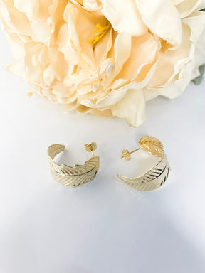 Brinco Argola Folhagem com design de folhagem banhado a ouro da coleção Aura Alvorecer