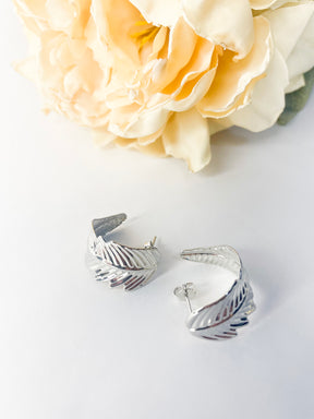 Brinco Argola Folhagem com design de folhagem banhado a ouro da coleção Aura Alvorecer