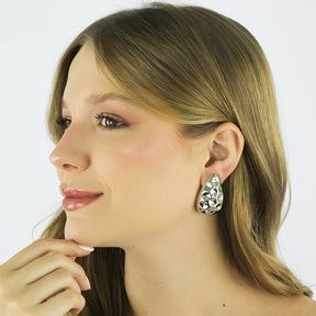 Brinco Serena banhado a ouro e diamante com design martelado