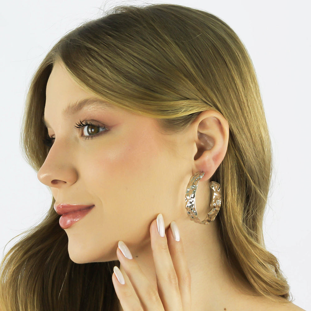 Brinco Argola Martelada Silente com design martelado banhado a ouro da coleção Aura Alvorecer