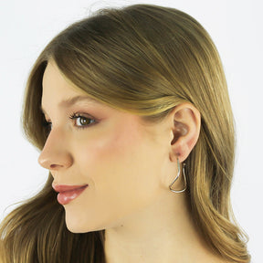 Brinco Argola Torcida Zênite com design torcido banhado a ouro da coleção Aura Alvorecer