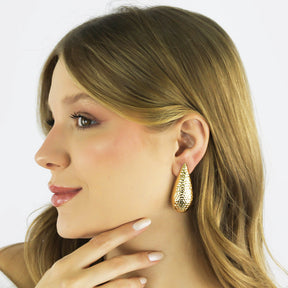 Brinco Orvalho banhado a ouro e diamante com design martelado