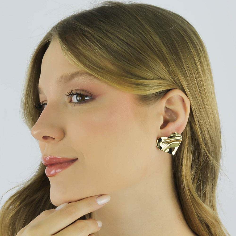 Brinco Vitral banhado a ouro e diamante com design martelado