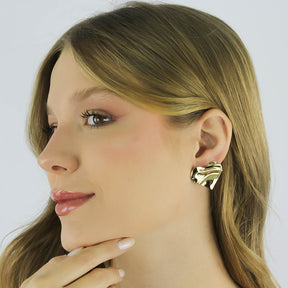 Brinco Vitral banhado a ouro e diamante com design martelado