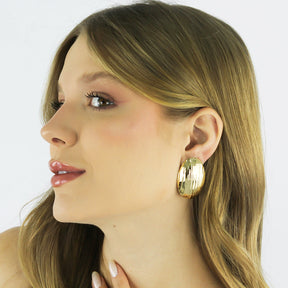 Brinco Oval Texturizado Órbita com design texturizado banhado a ouro da coleção Aura Alvorecer