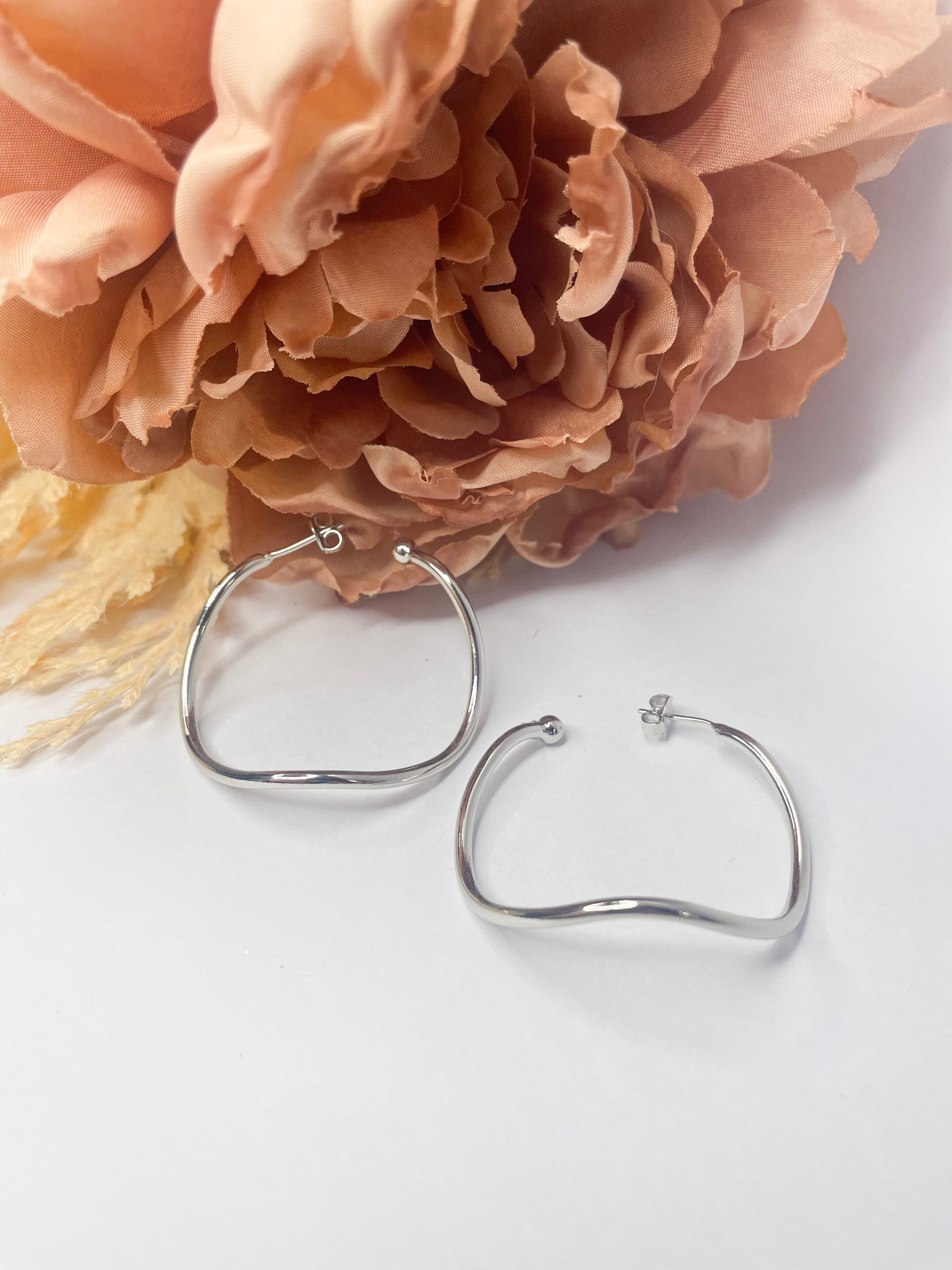 Brinco Argola Torcida Zênite com design torcido banhado a ouro da coleção Aura Alvorecer