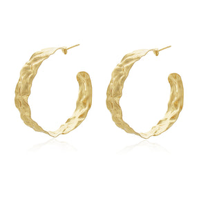 Brinco Argola Martelada Silente com design martelado banhado a ouro da coleção Aura Alvorecer