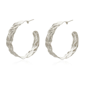 Brinco Argola Martelada Silente com design martelado banhado a ouro da coleção Aura Alvorecer