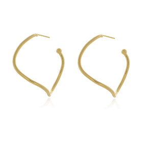 Brinco Argola Torcida Zênite com design torcido banhado a ouro da coleção Aura Alvorecer