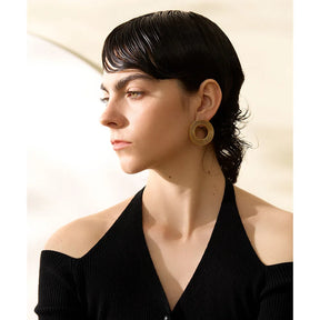 Brinco Trama Texturizado Banhado em Ouro 18K - AuraMirage®