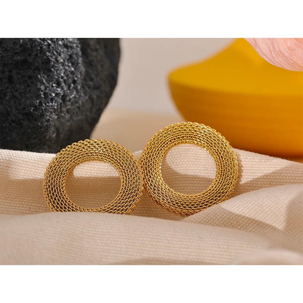 Brinco Trama Texturizado Banhado em Ouro 18K - AuraMirage®