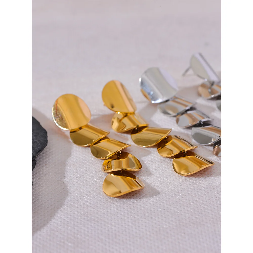 Brinco Cascade Banhado em Ouro 18K - AuraMirage®