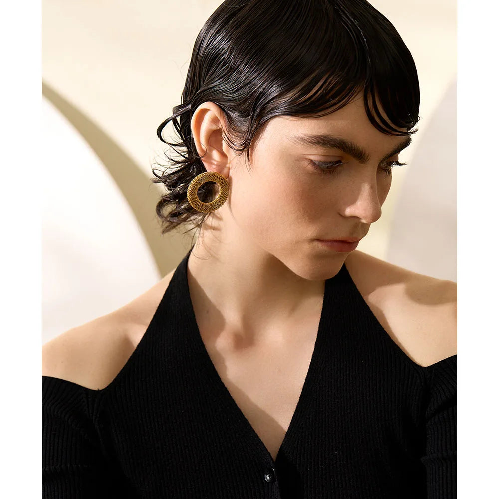 Brinco Trama Texturizado Banhado em Ouro 18K - AuraMirage®