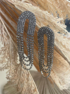 Brinco Strass Luzia com design sofisticado e cristais luminosos da coleção Aura Alvorecer